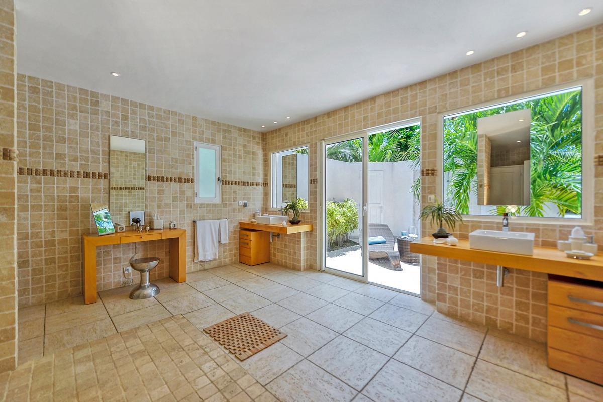 Villa Rental St Martin - Large bathroom